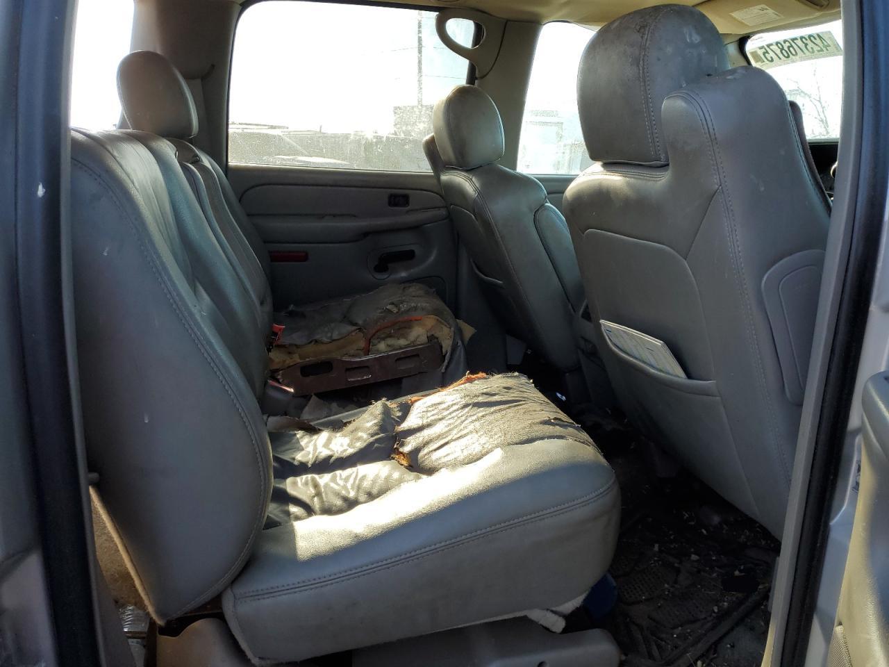 2005 Chevrolet Suburban - Image 11