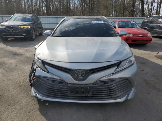  TOYOTA CAMRY 2018 Srebrny