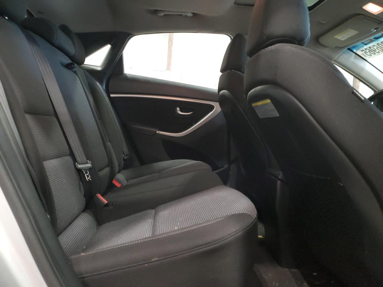 2016 Hyundai Elantra - Image 10
