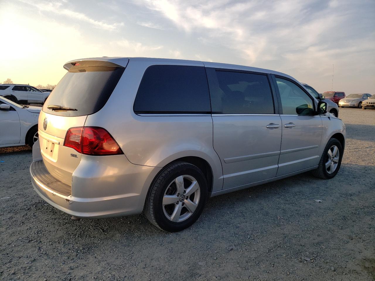 2009 Volkswagen Routan - Image 3