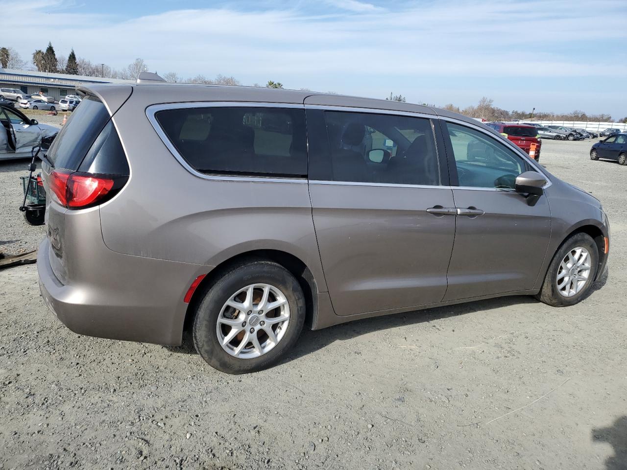 2018 Chrysler Pacifica - Image 3