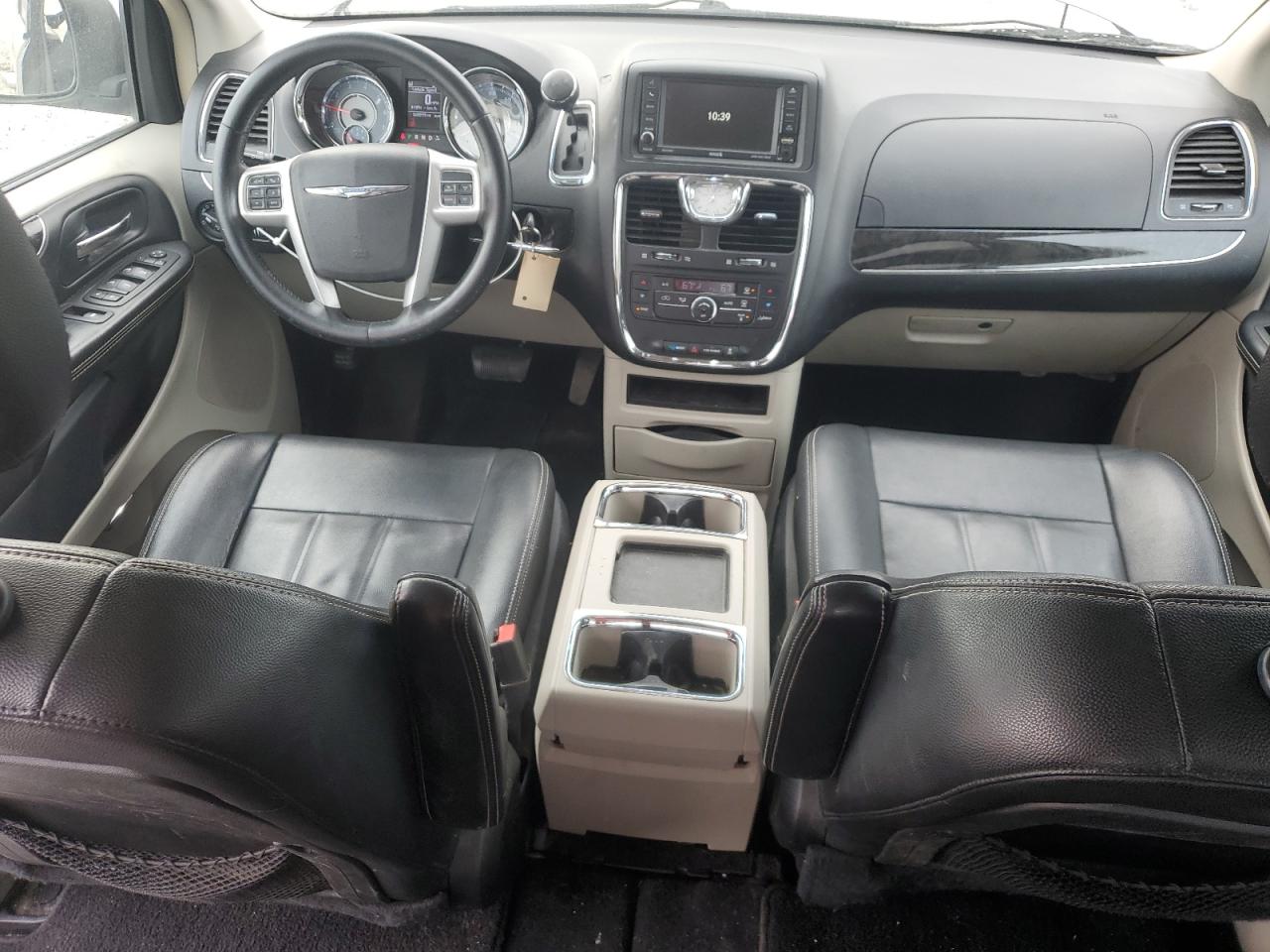 2016 Chrysler Town & Country - Image 8