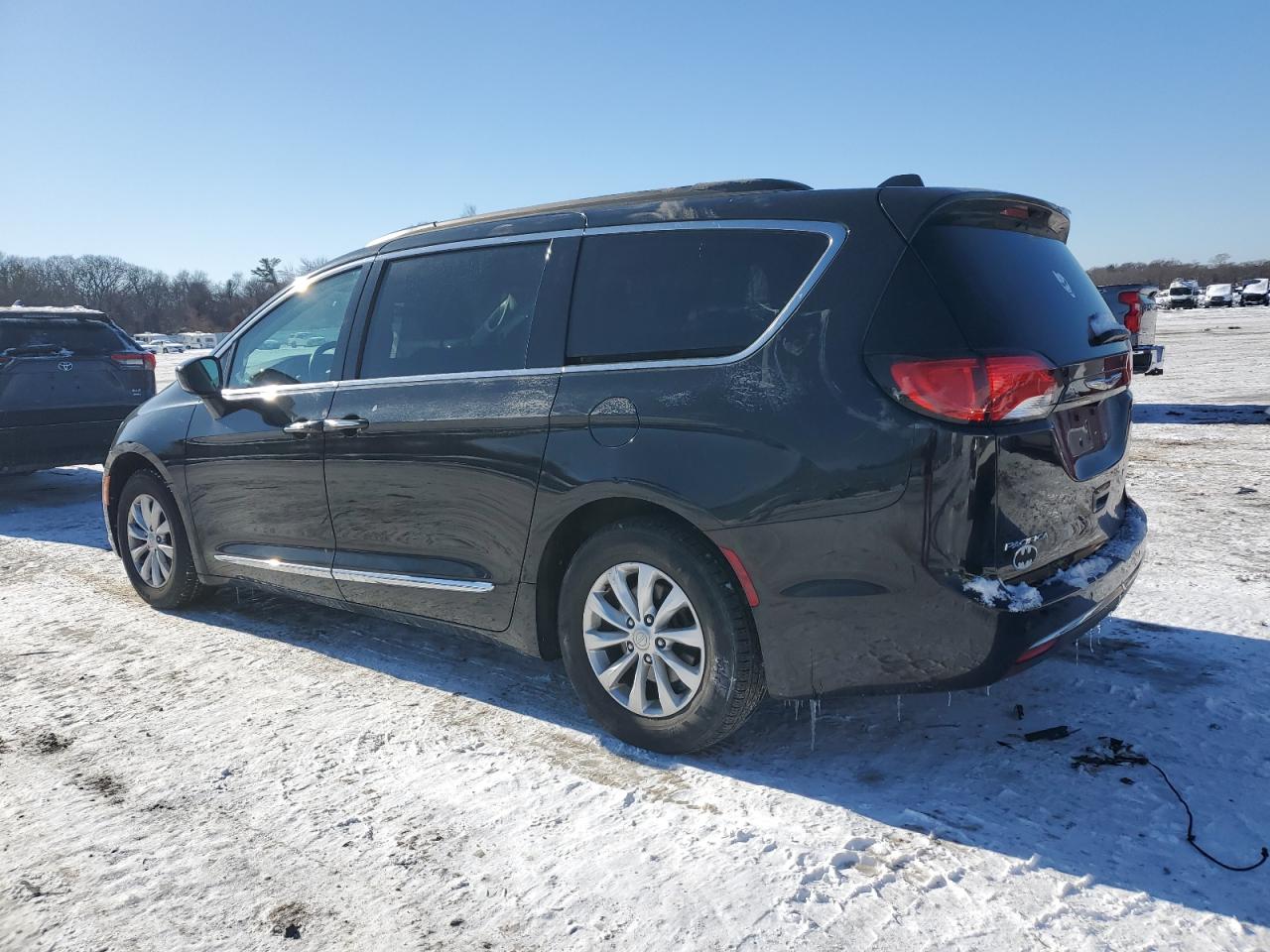 2017 Chrysler Pacifica - Image 2