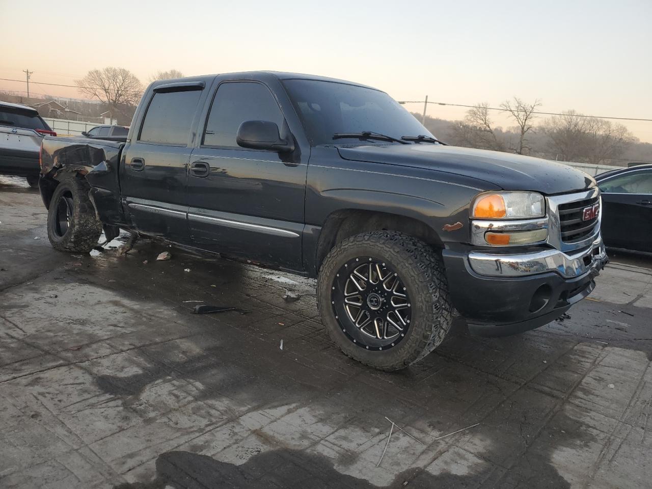 2005 GMC Sierra - Image 4