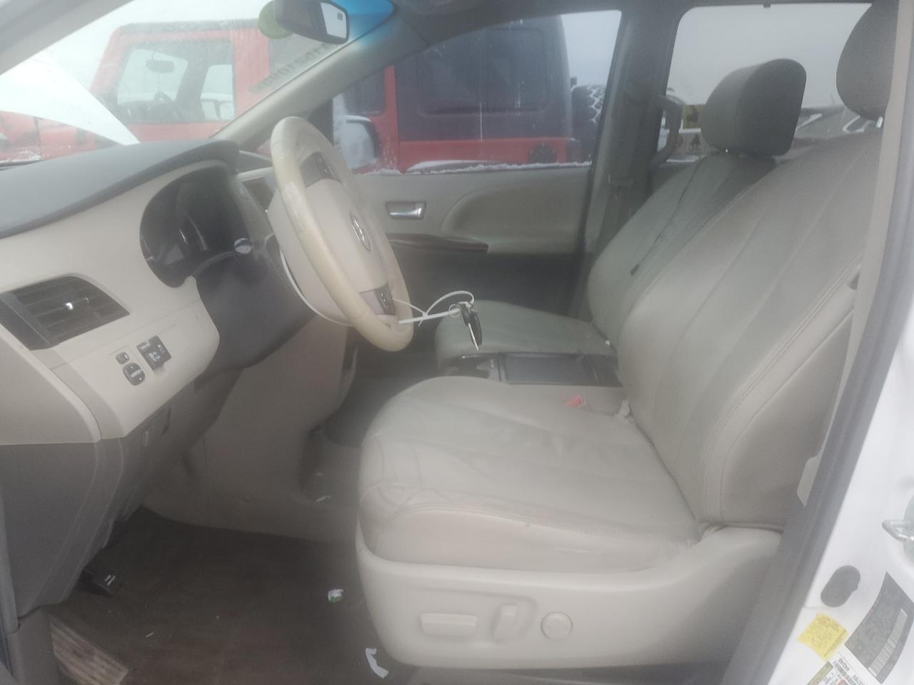 2011 Toyota Sienna - Image 7