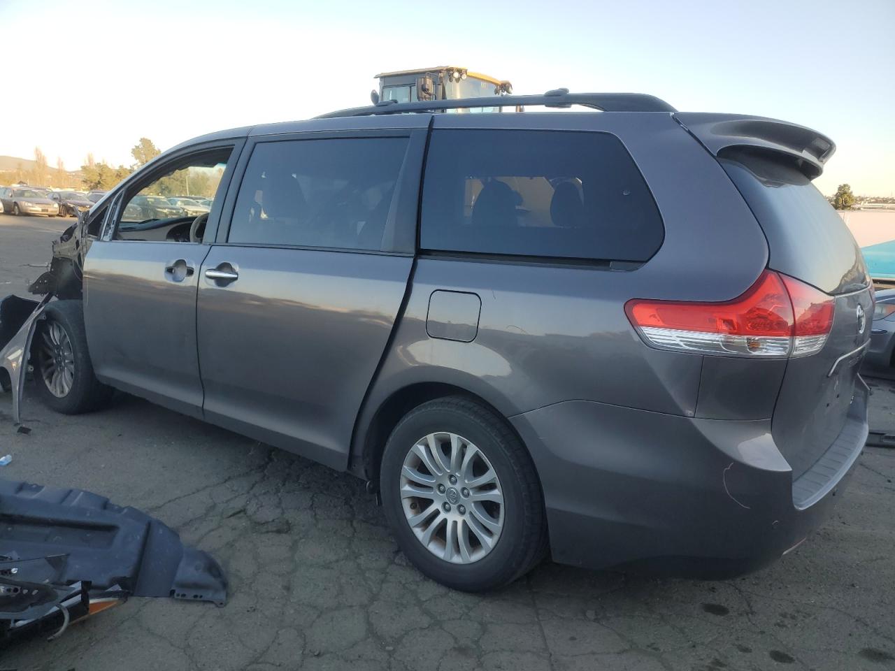 2014 Toyota Sienna - Image 2