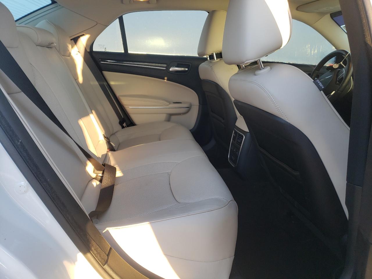 2016 Chrysler 300 - Image 10