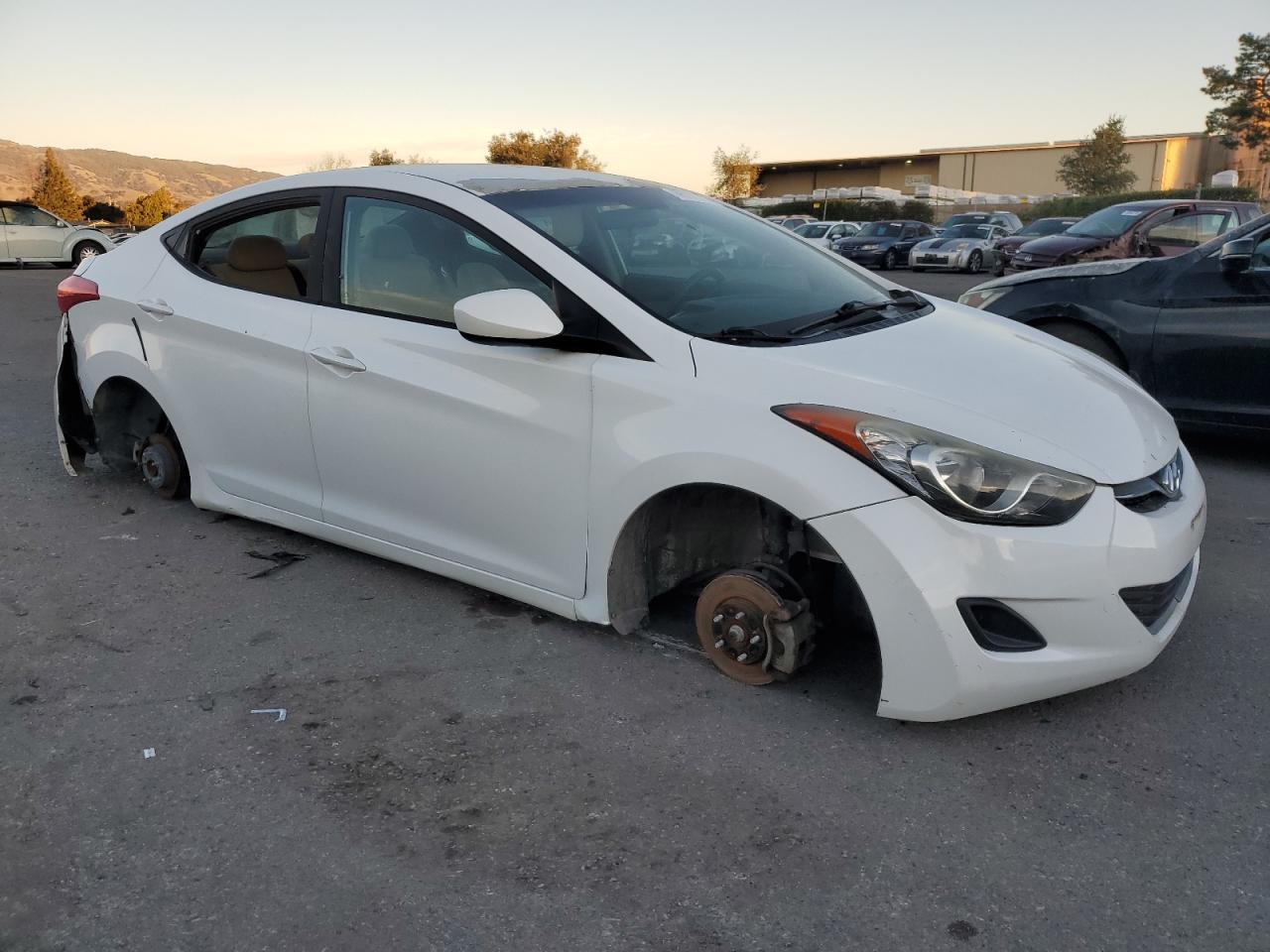 VIN 5NPDH4AE9DH185606 2013 HYUNDAI ELANTRA no.4