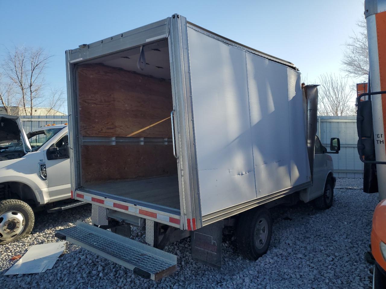 2015 GMC Savana - Image 3