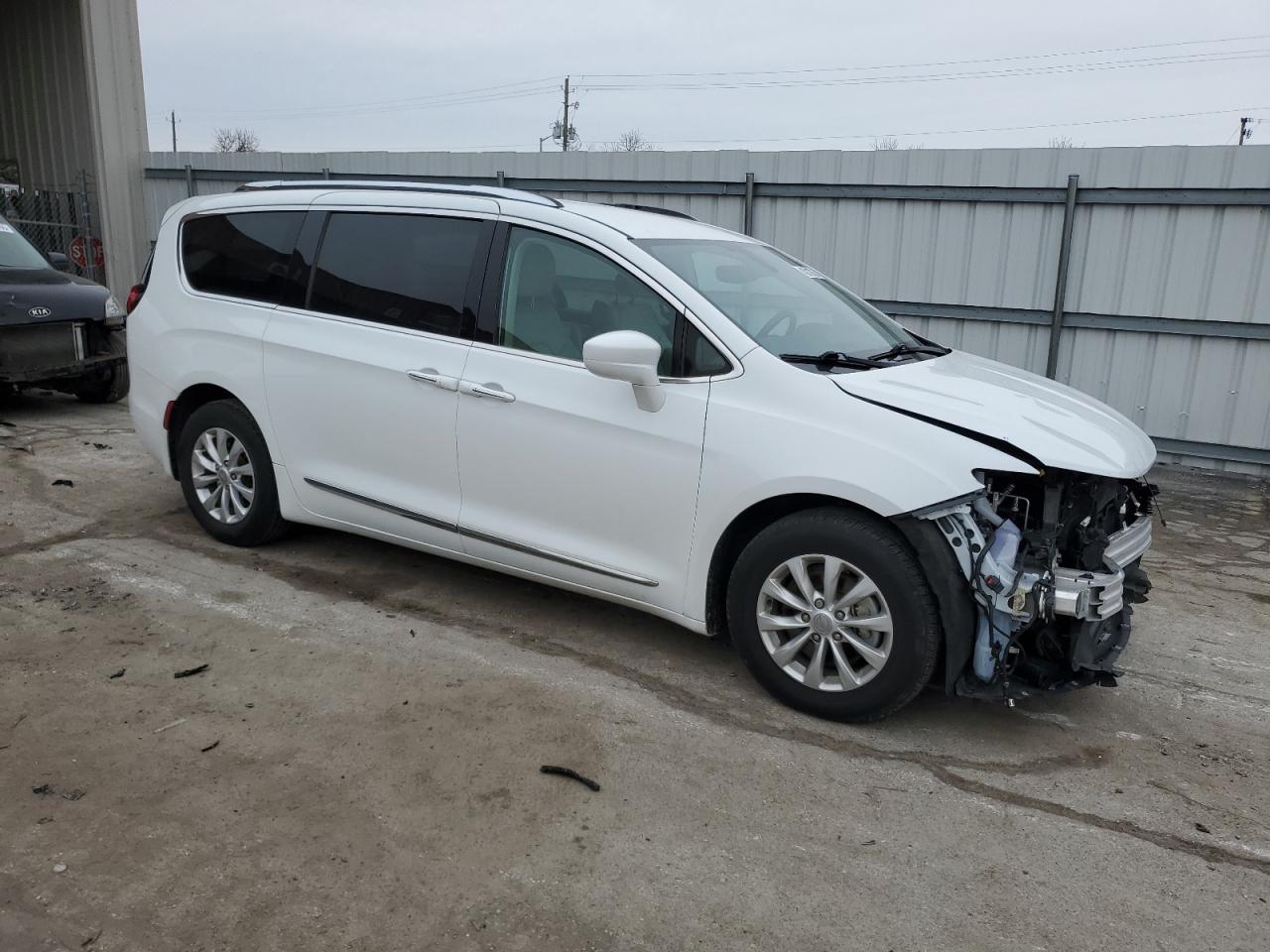 2018 Chrysler Pacifica - Image 4