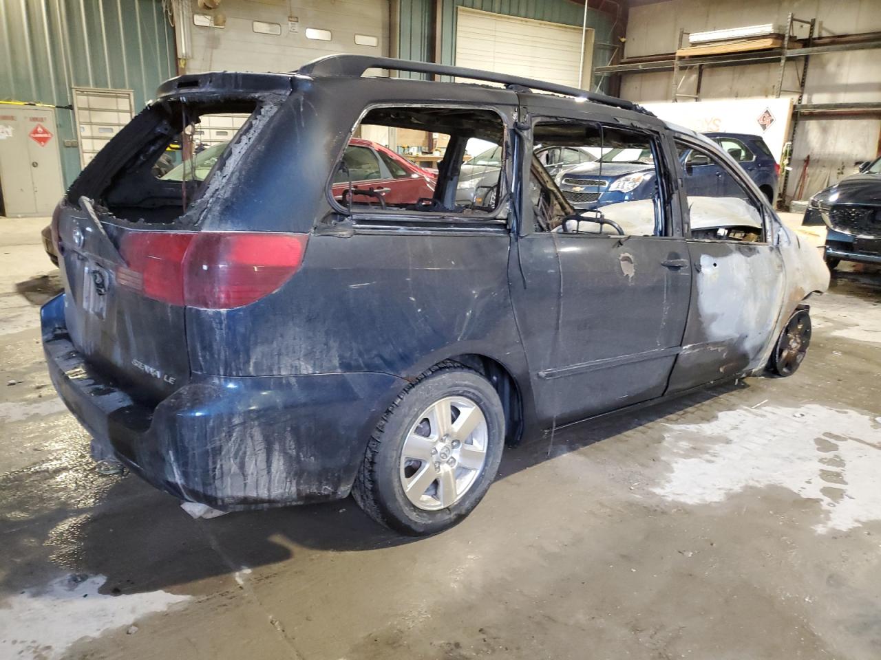 2004 Toyota Sienna - Image 3