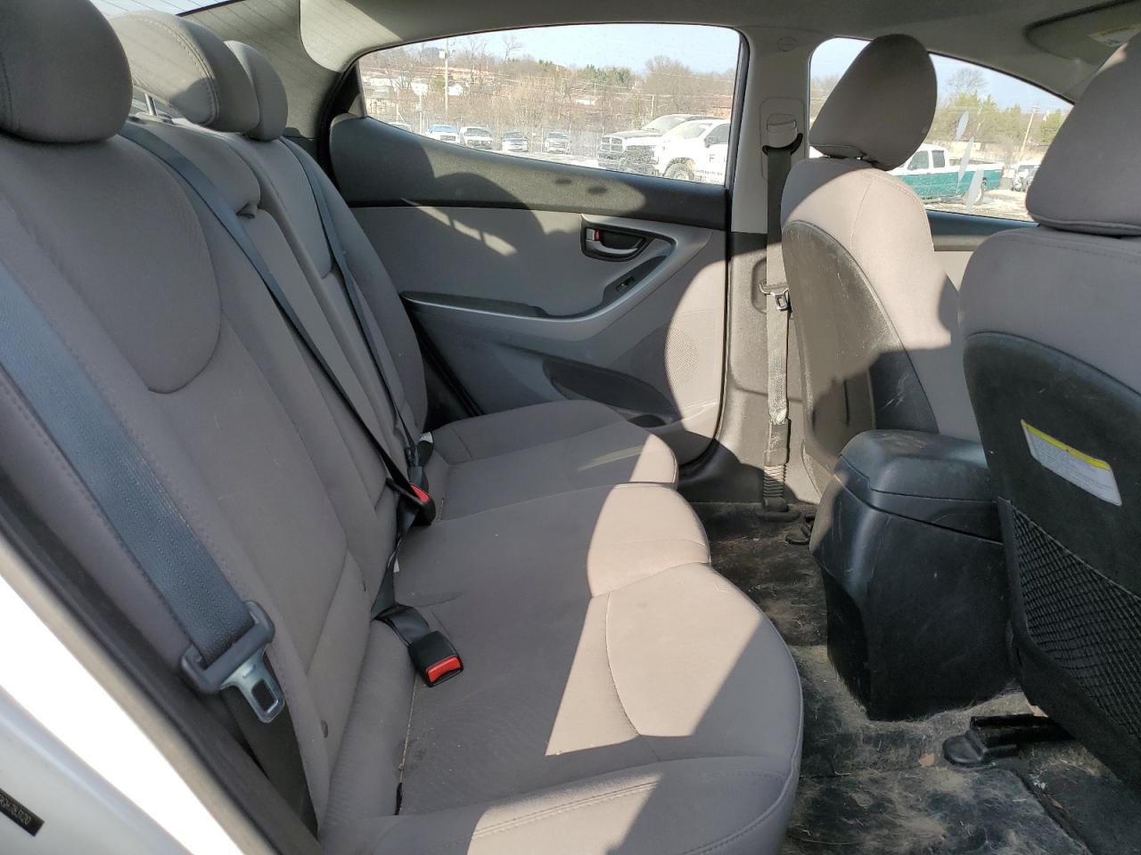 2016 Hyundai Elantra - Image 10
