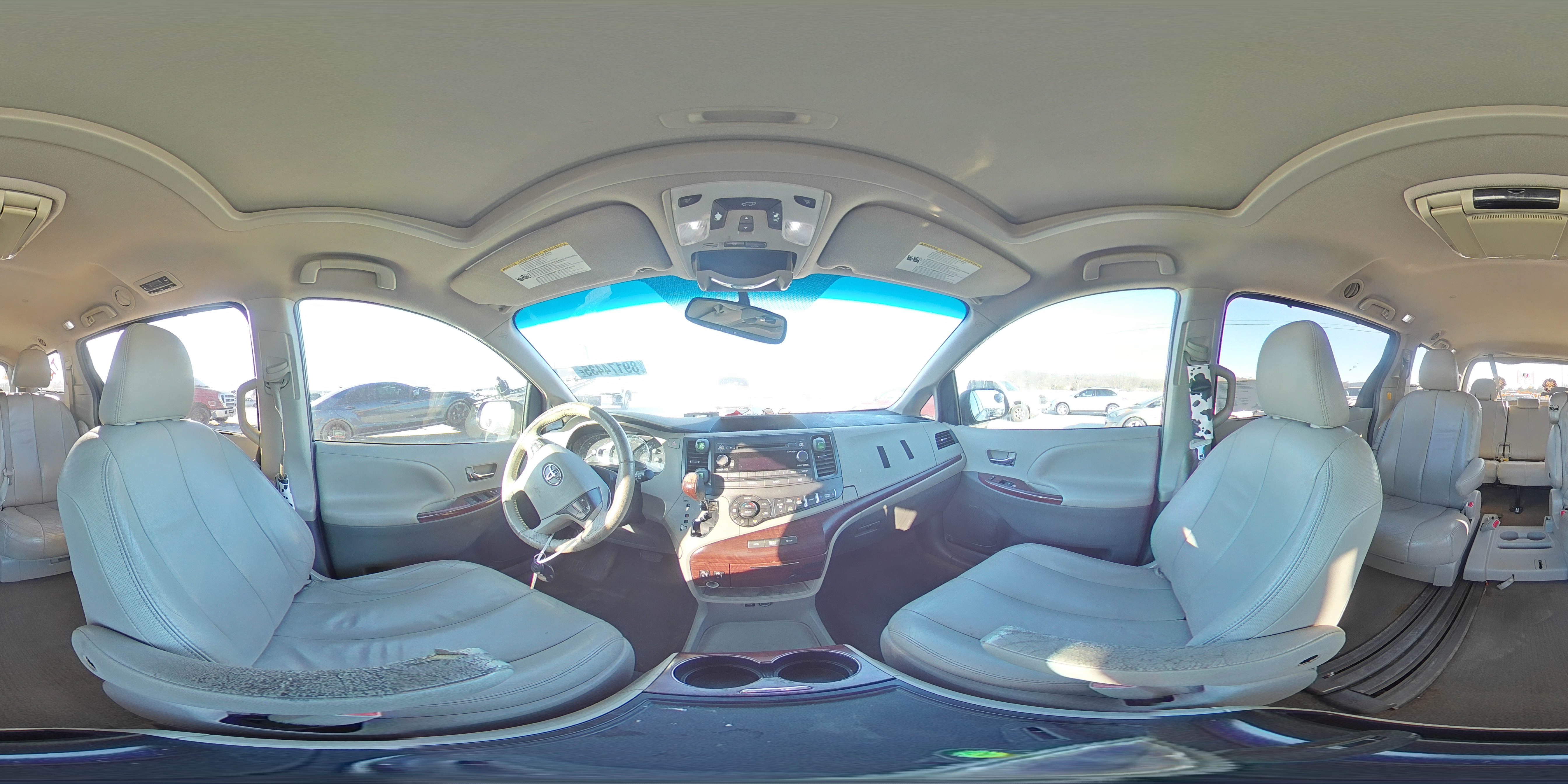 2013 Toyota Sienna - Image 14