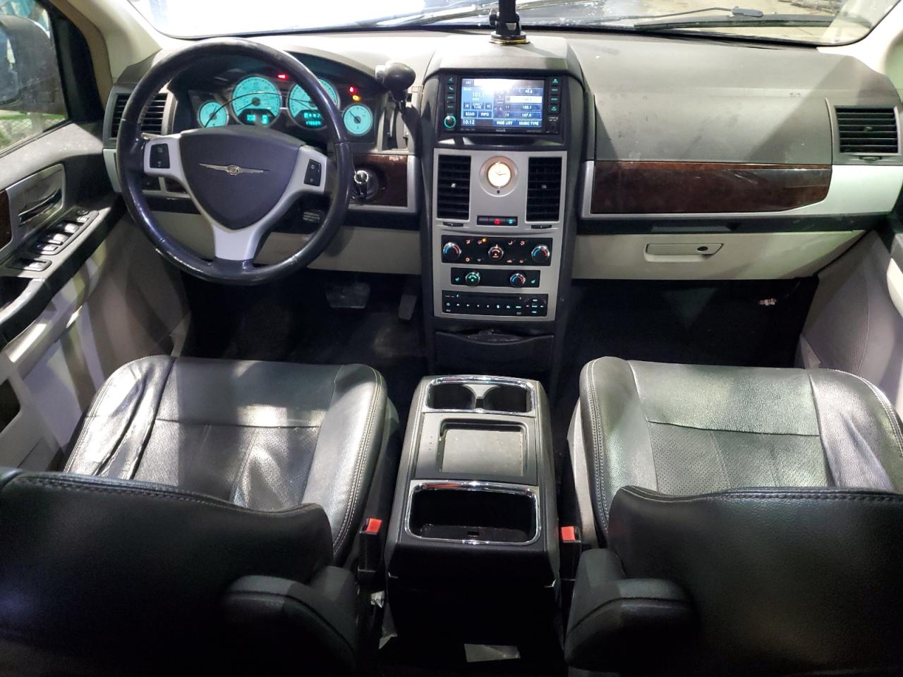 2010 Chrysler Town & Country - Image 8