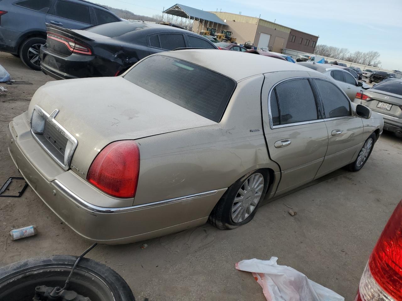 2005 Lincoln Town Car - Image 3