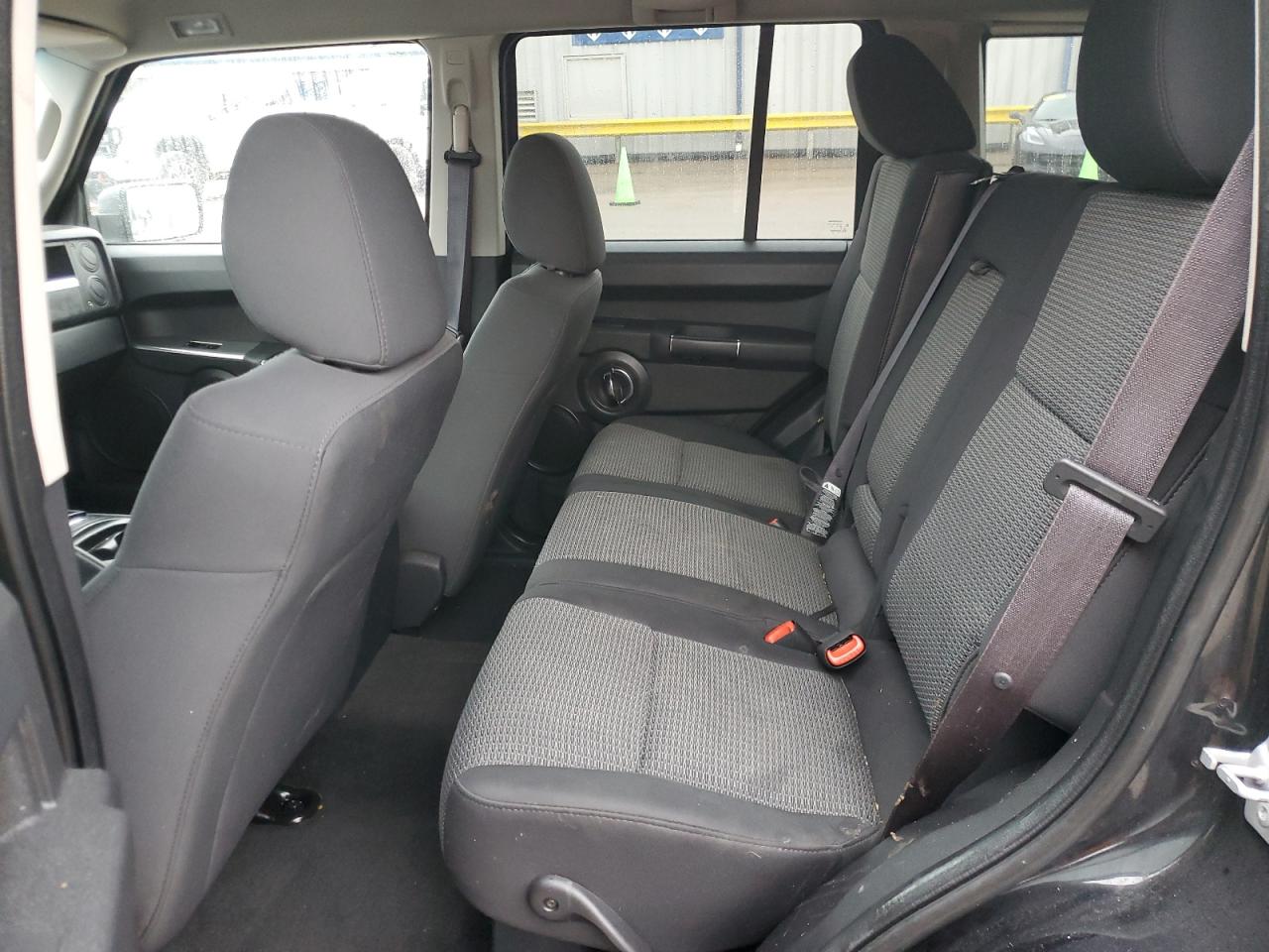 2010 Jeep Commander - Image 12