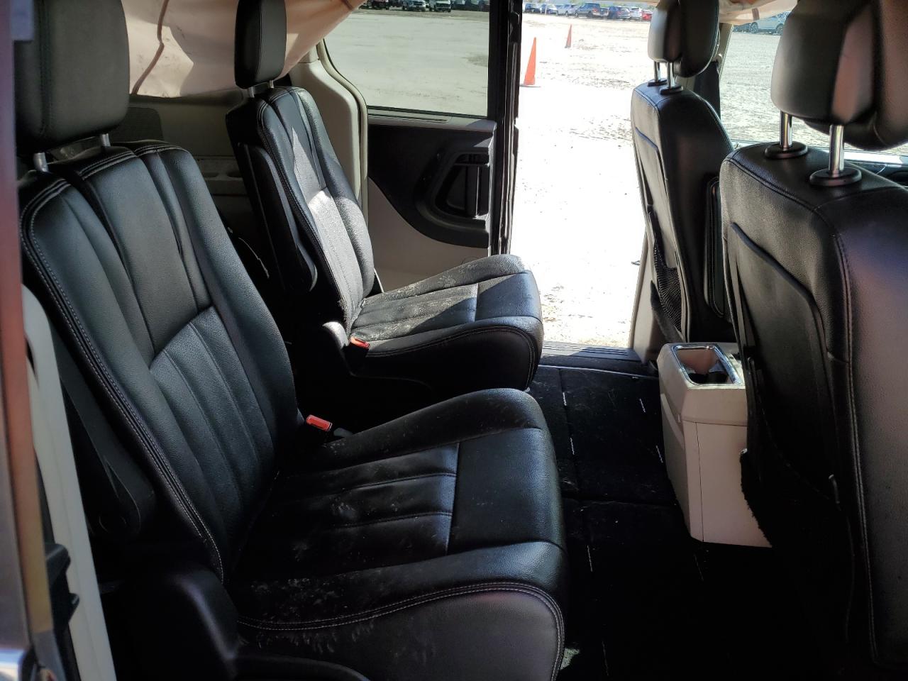 2016 Chrysler Town & Country - Image 11