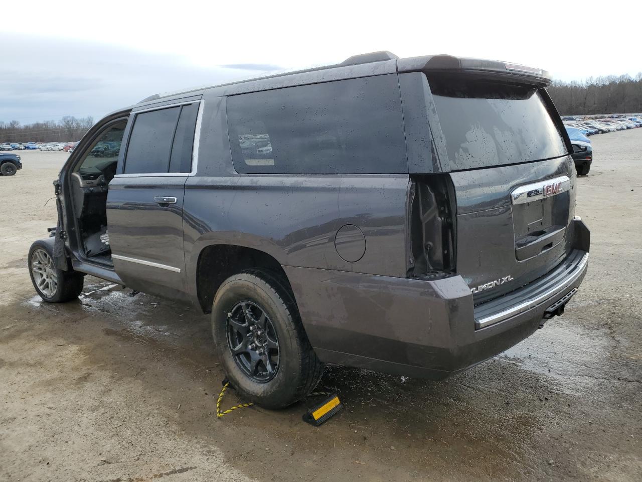 2017 GMC Yukon - Image 2