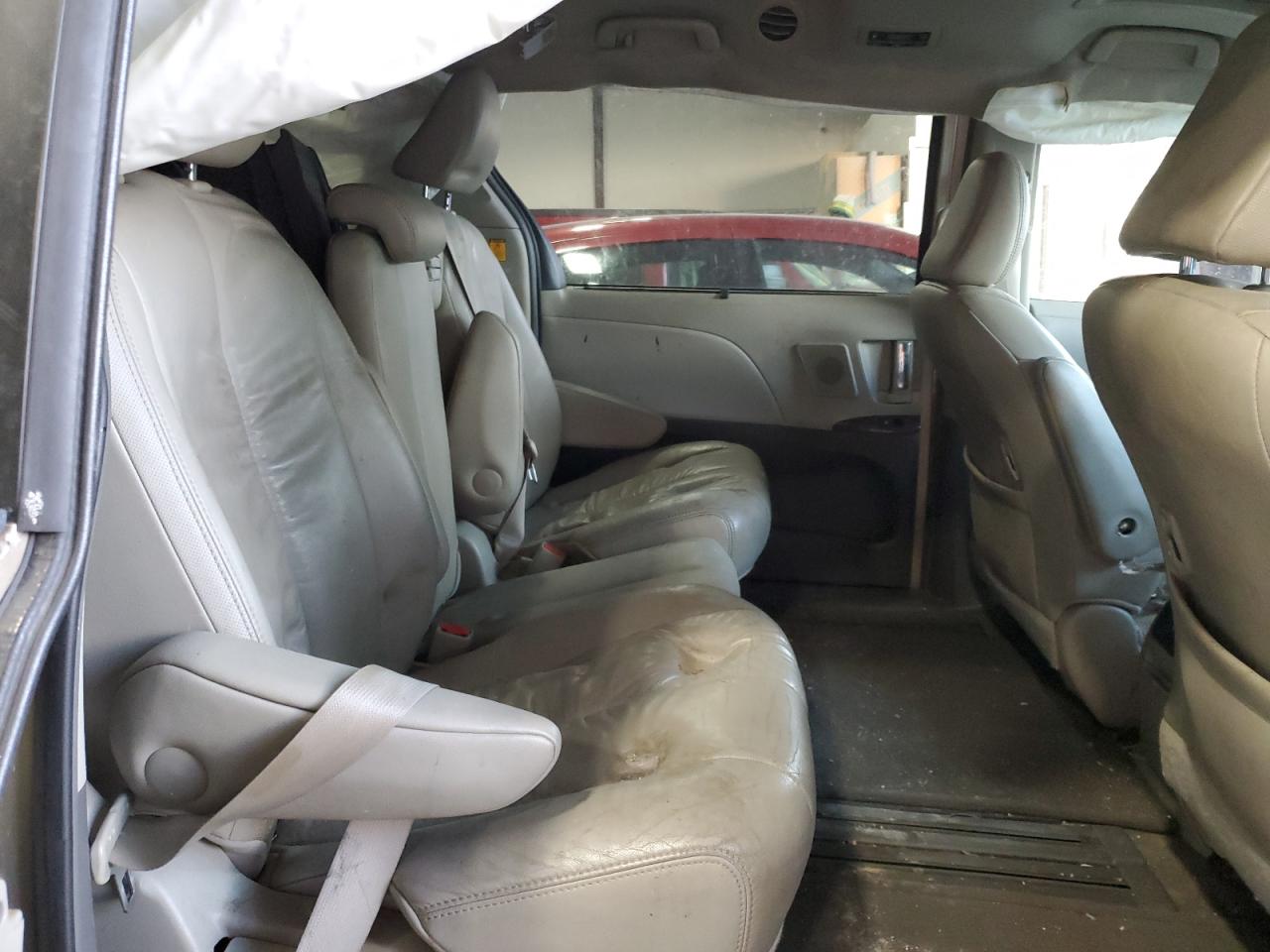 2011 Toyota Sienna - Image 11