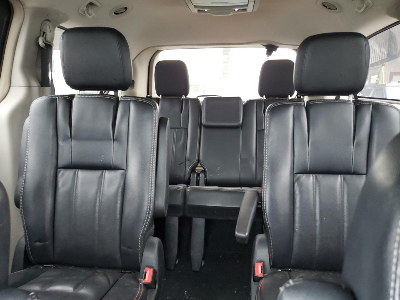 2013 Chrysler Town & Country - Image 10