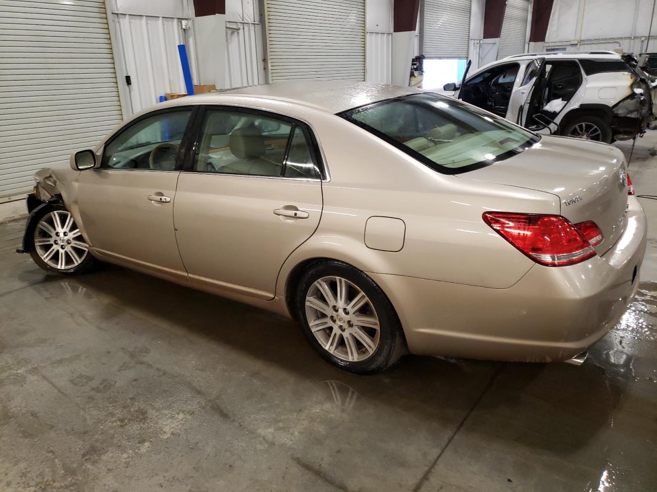 2005 Toyota Avalon - Image 2