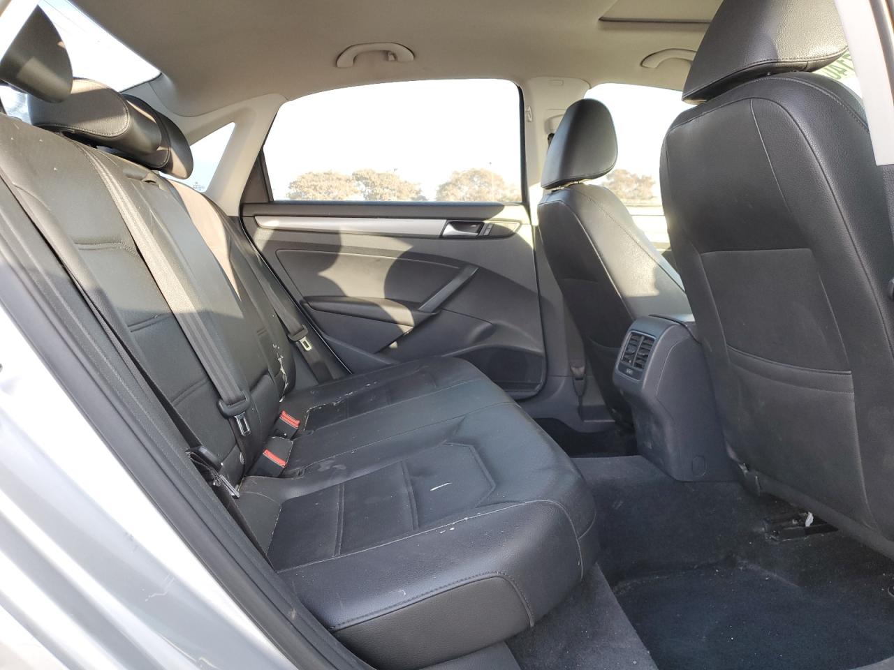 2015 Volkswagen Passat - Image 10