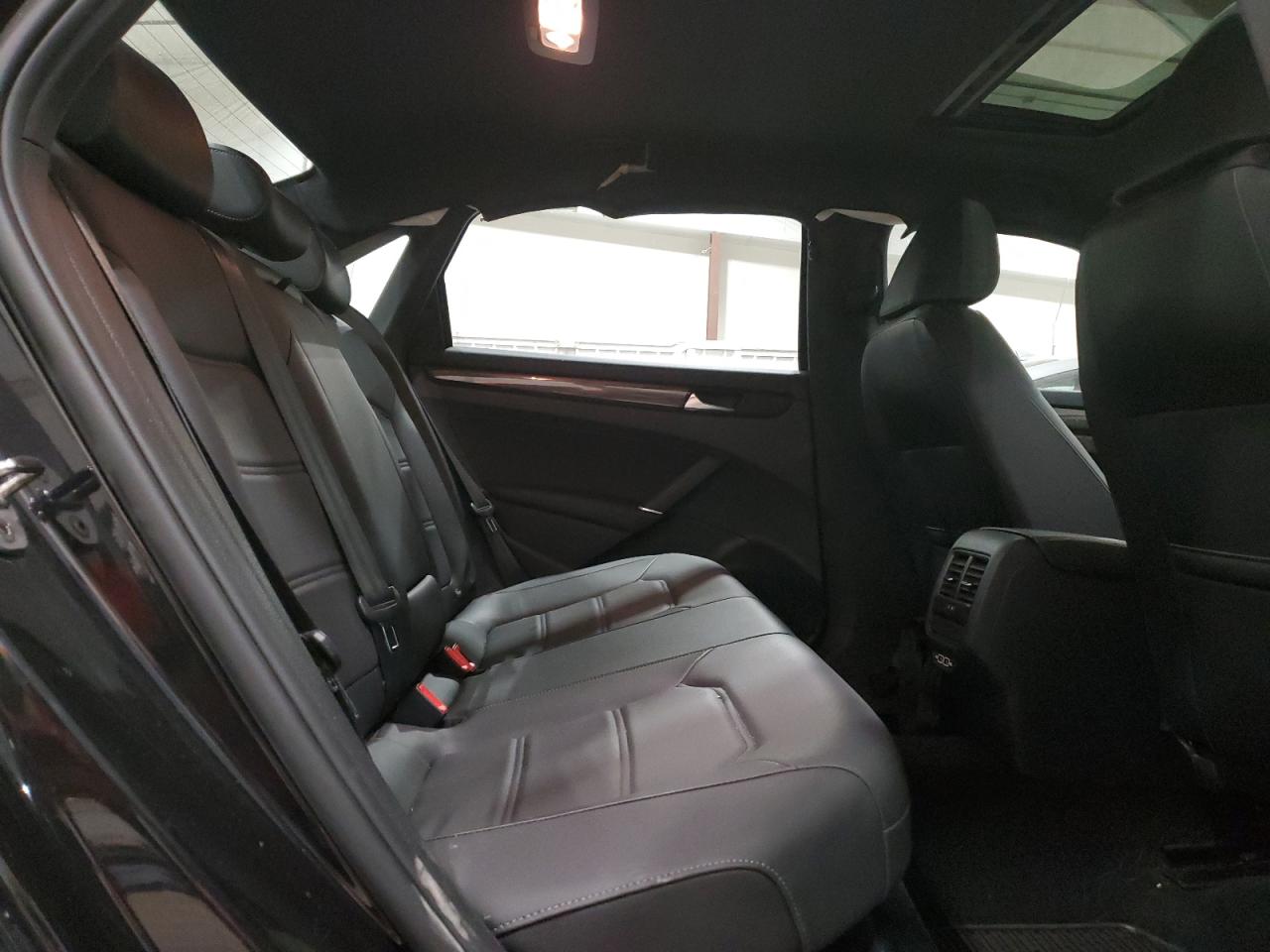 2021 Volkswagen Passat - Image 10