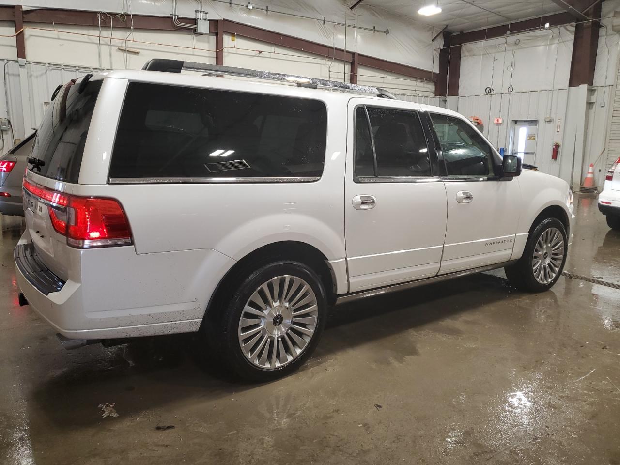 2017 Lincoln Navigator - Image 3