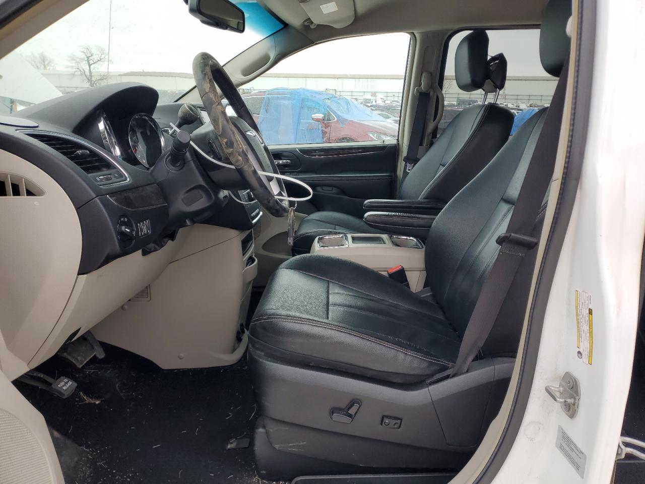 2016 Chrysler Town & Country - Image 7