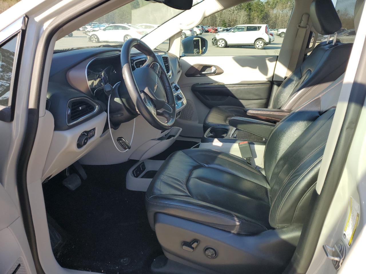 2019 Chrysler Pacifica - Image 7