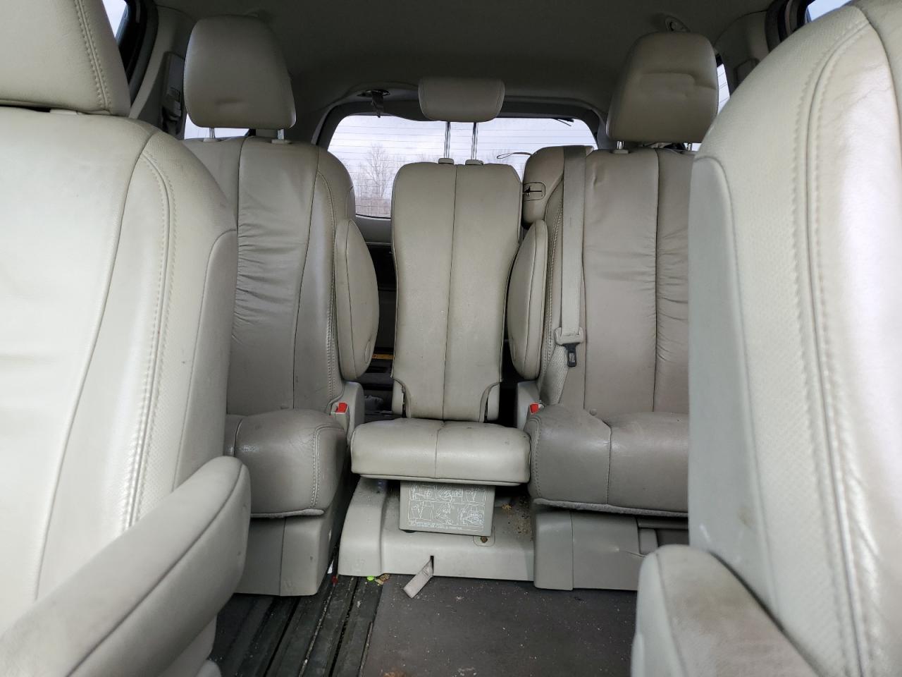 2011 Toyota Sienna - Image 10