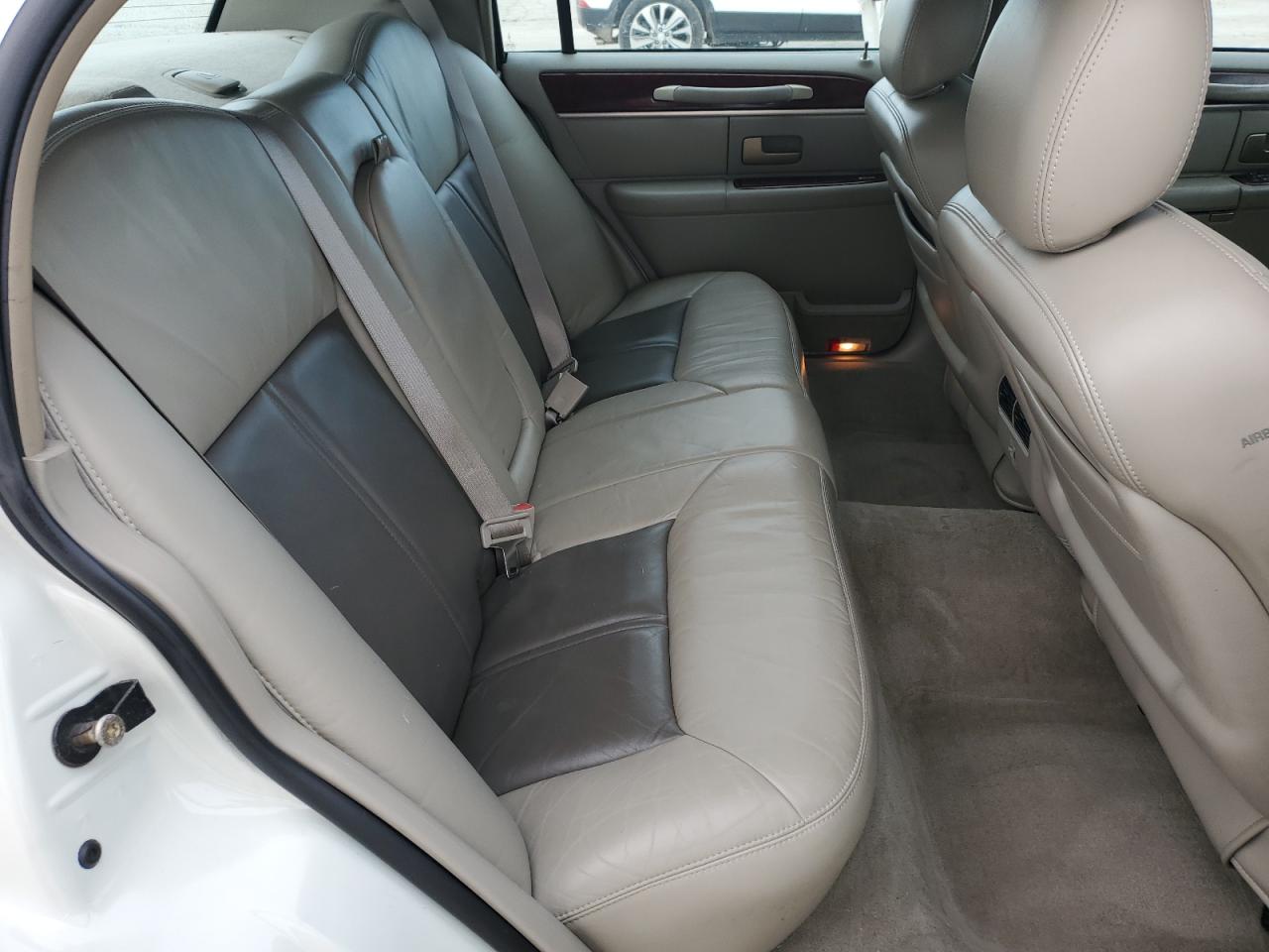 2005 Lincoln Town Car - Image 10