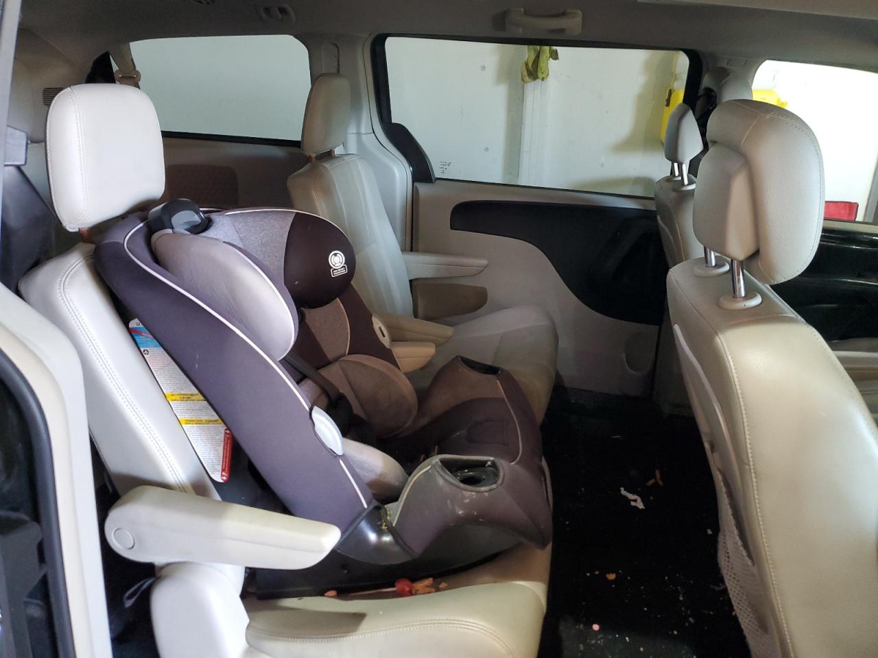 2013 Chrysler Town & Country - Image 11