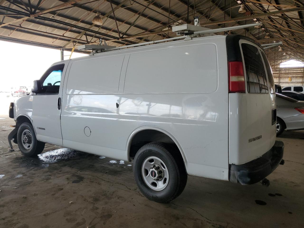 2004 GMC Savana - Image 2