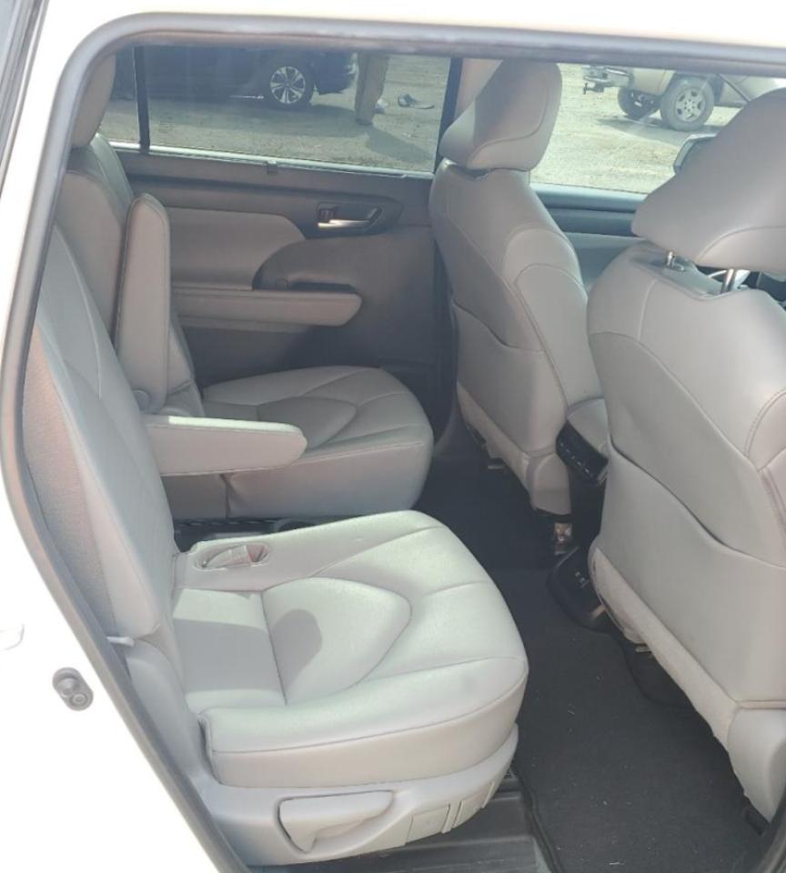 2021 Toyota Highlander - Image 11