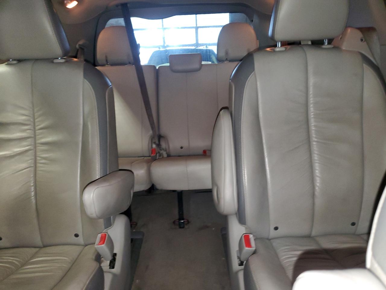 2012 Toyota Sienna - Image 10