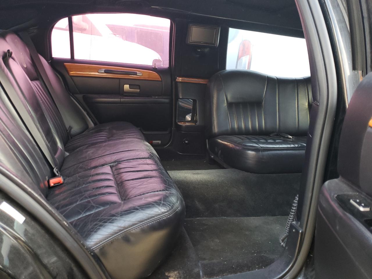 2005 Lincoln Town Car - Image 10