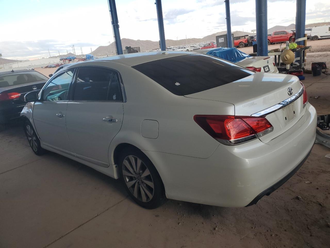 2012 Toyota Avalon - Image 2