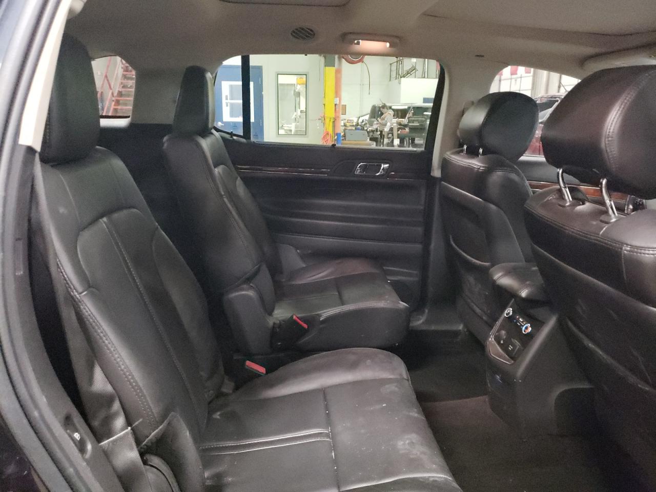 2013 Lincoln MKT - Image 11