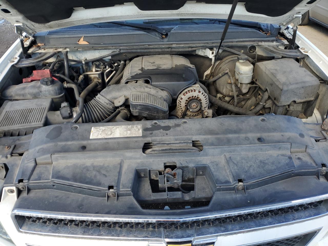 2010 Chevrolet Suburban - Image 12