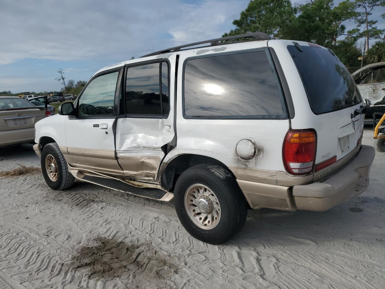 2000 Mercury Mountaineer - Image 2