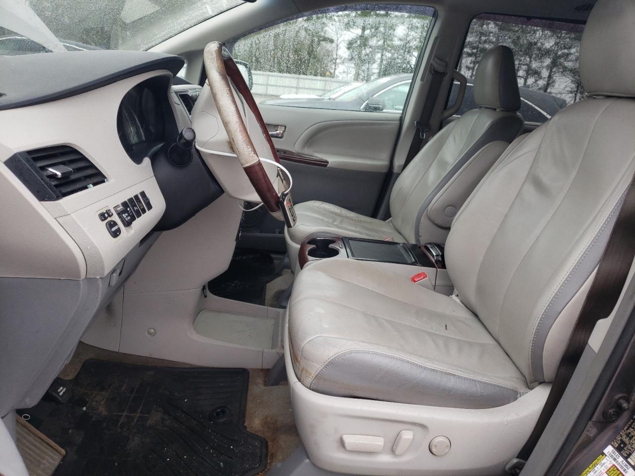 2013 Toyota Sienna - Image 7