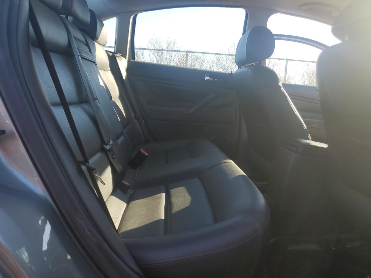 2004 Volkswagen Passat - Image 10