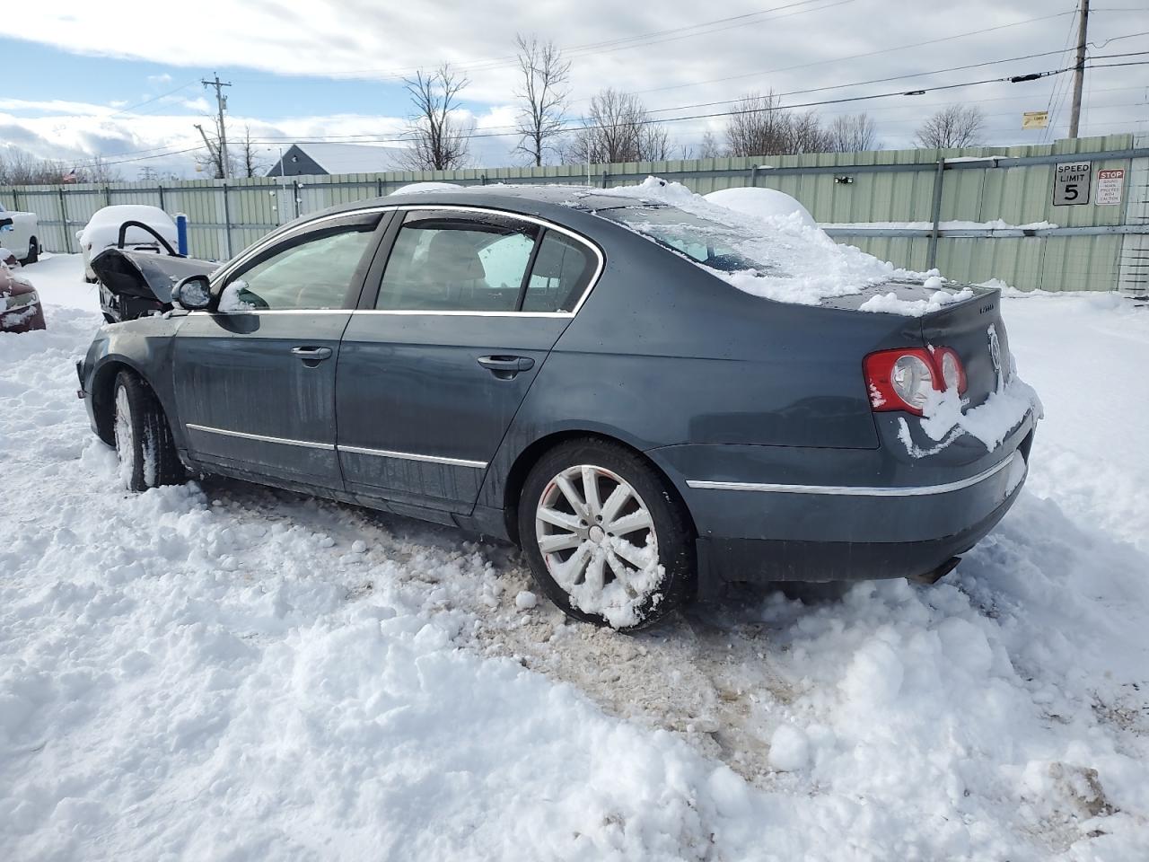 2010 Volkswagen Passat - Image 2