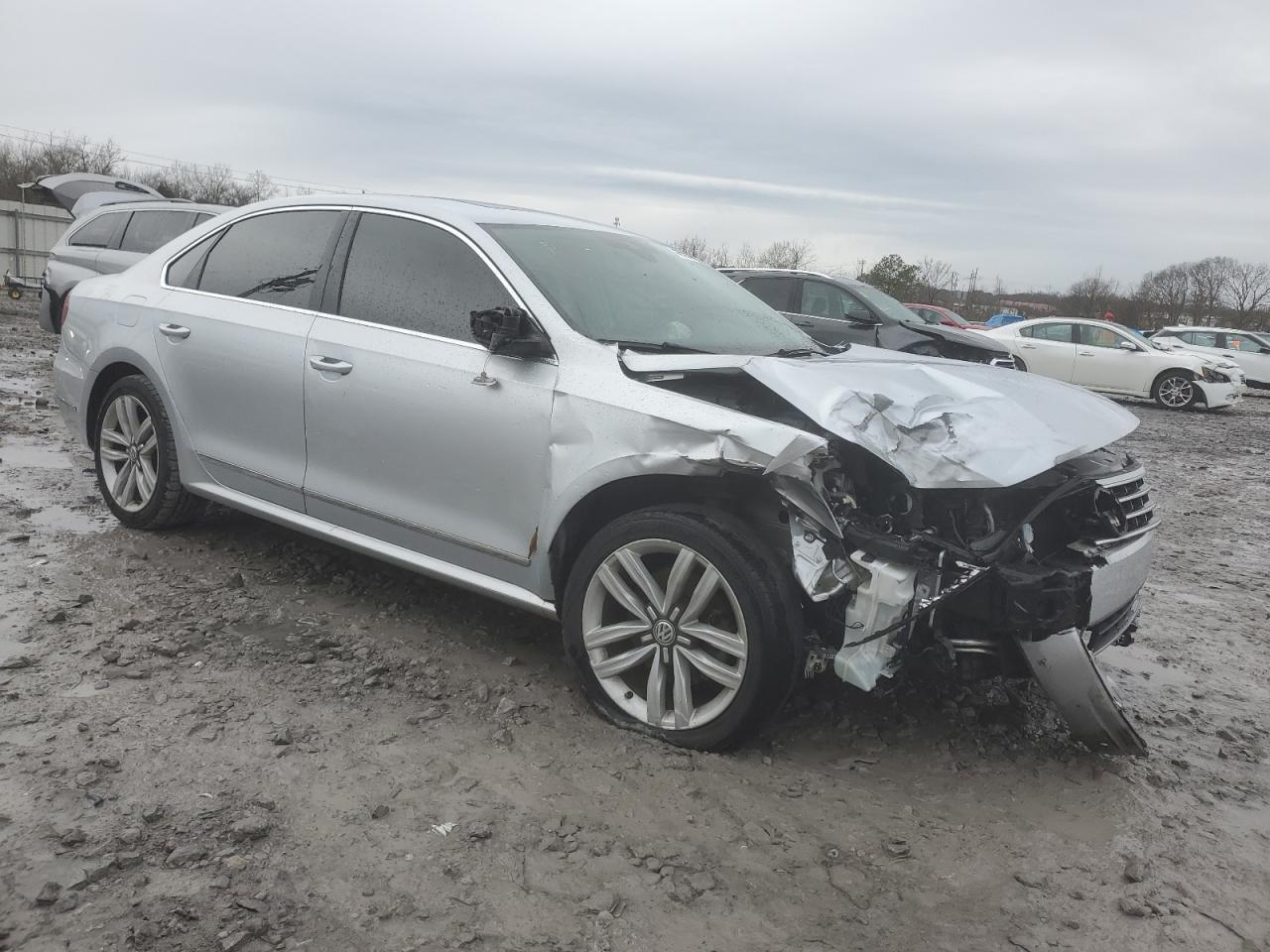 2017 Volkswagen Passat - Image 4