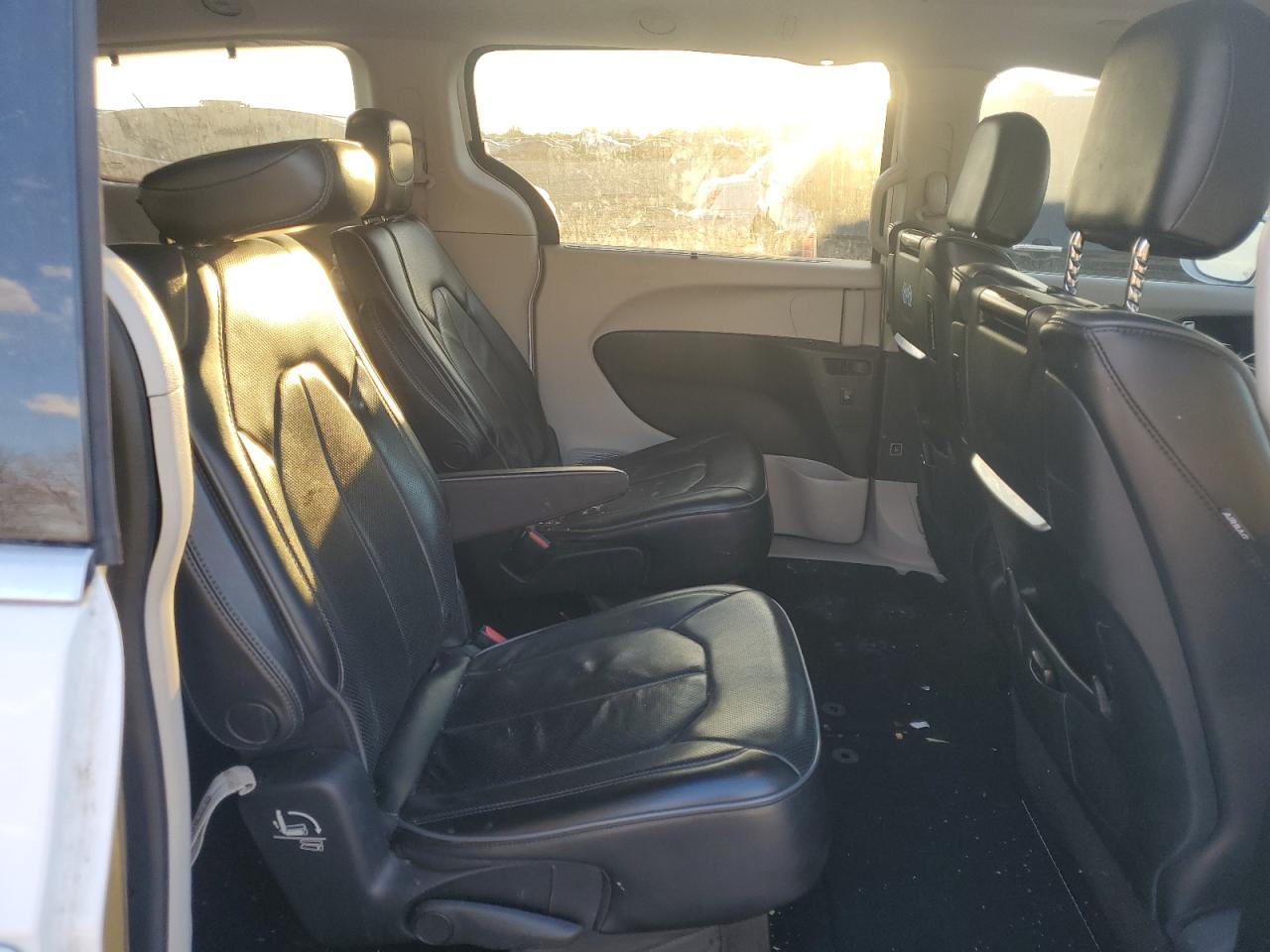 2017 Chrysler Pacifica - Image 11