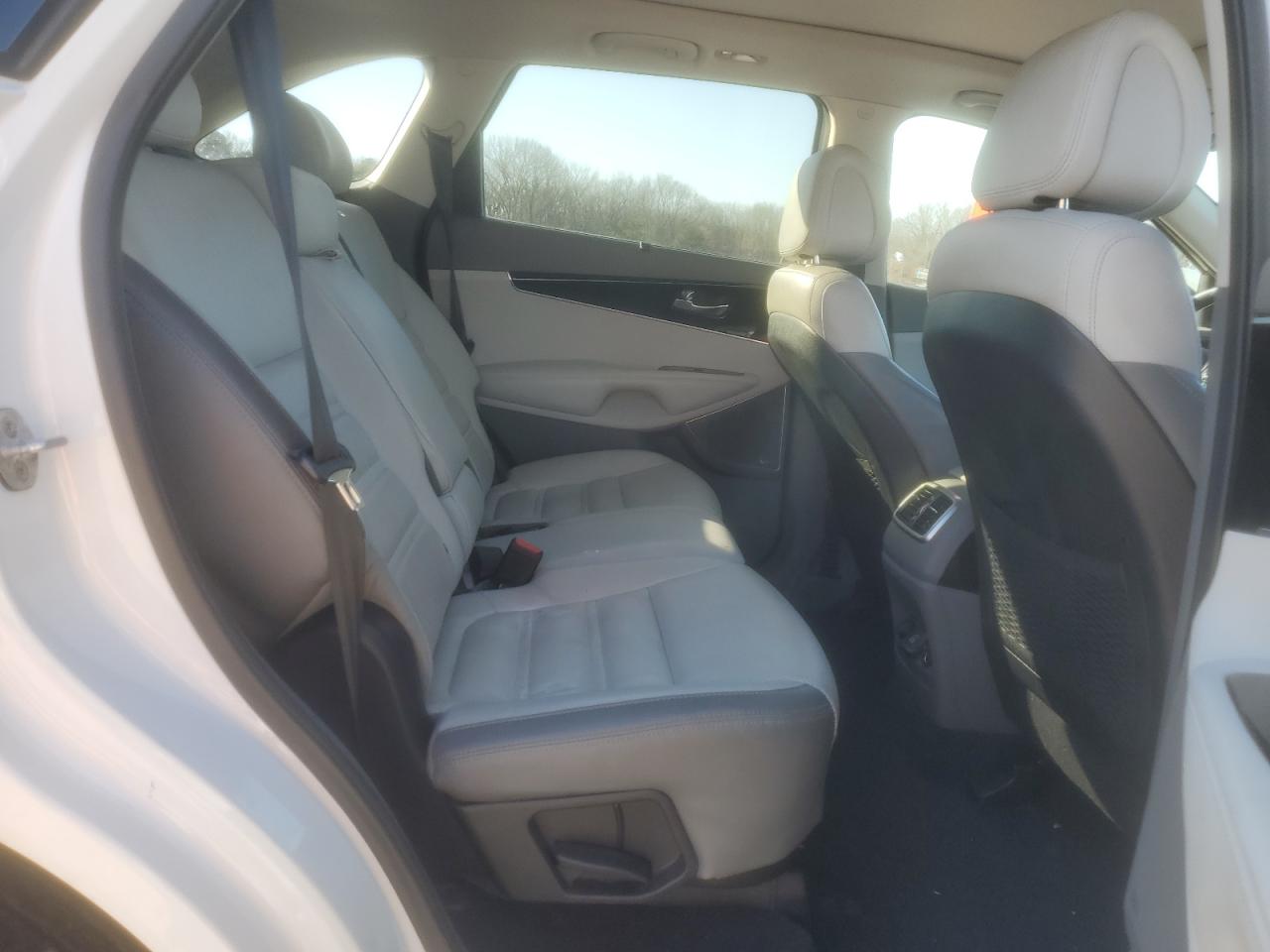 2016 Kia Sorento - Image 11