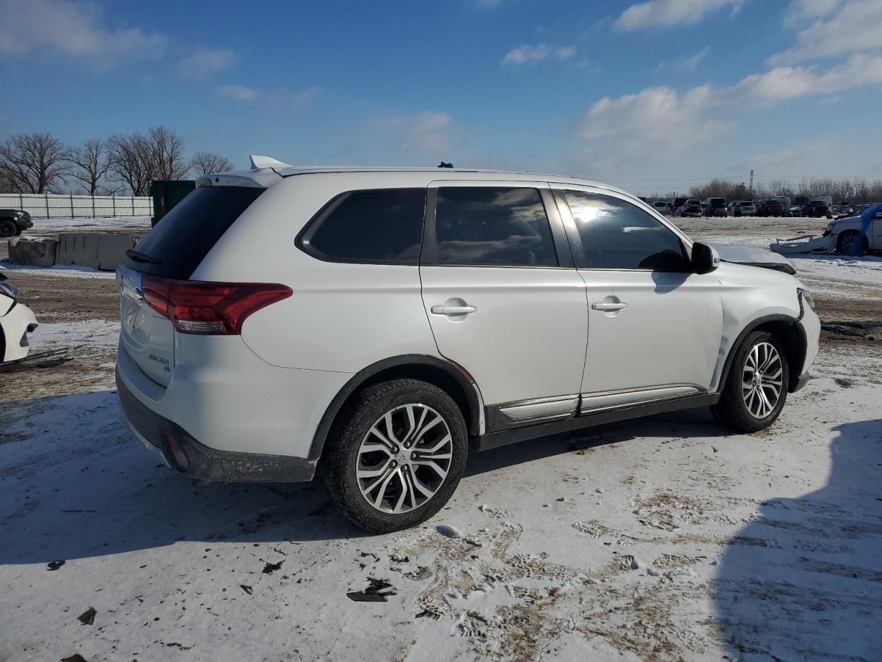 2017 Mitsubishi Outlander - Image 3