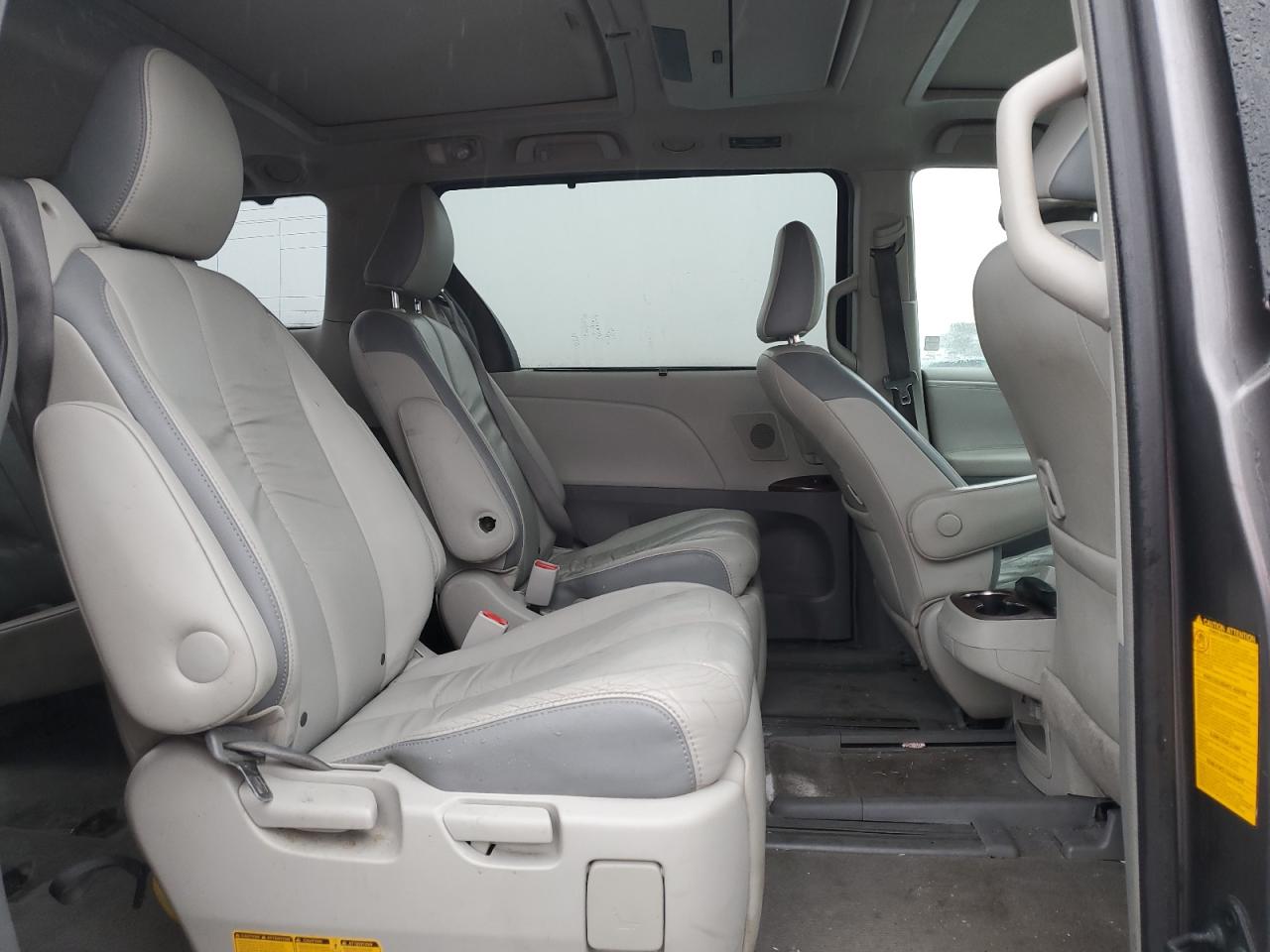 2011 Toyota Sienna - Image 11