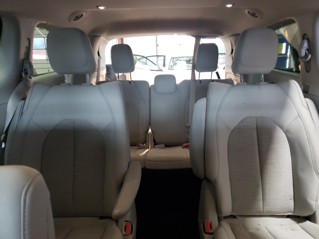 2018 Chrysler Pacifica - Image 10